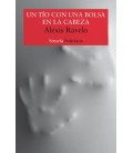 UN TIO CON UNA BOLSA EN LA CABEZA