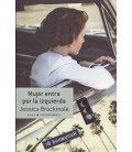 MUJER ENTRA POR LA IZQUIERDA